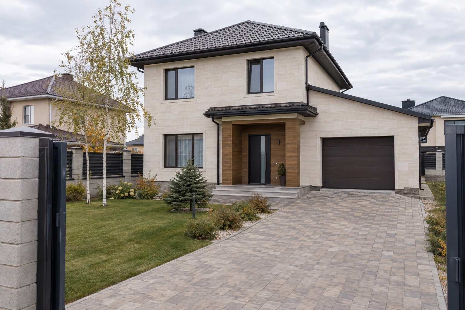 Green Village House: светлый семейный дом с тёплым камнем, деревом и естественным освещением